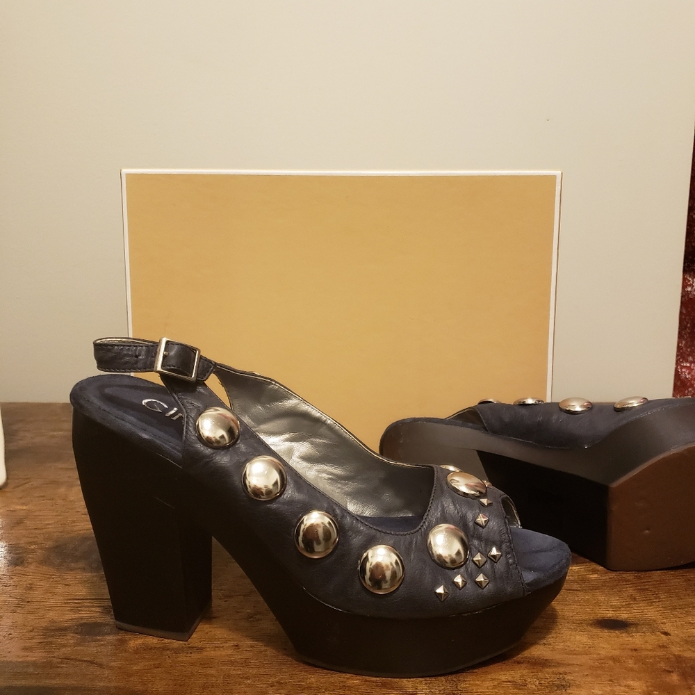 Womens shoes - Picture 2 of 3